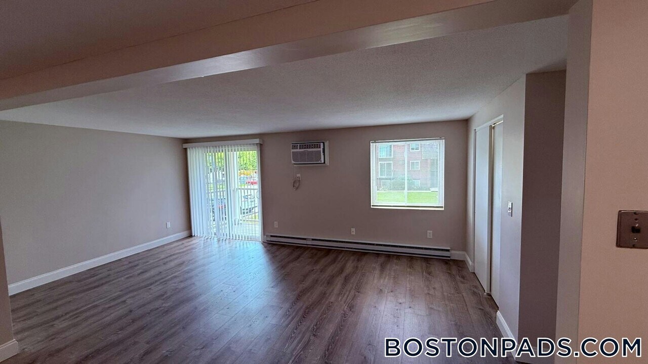 310 Thompson Rd in Webster, MA - Building Photo