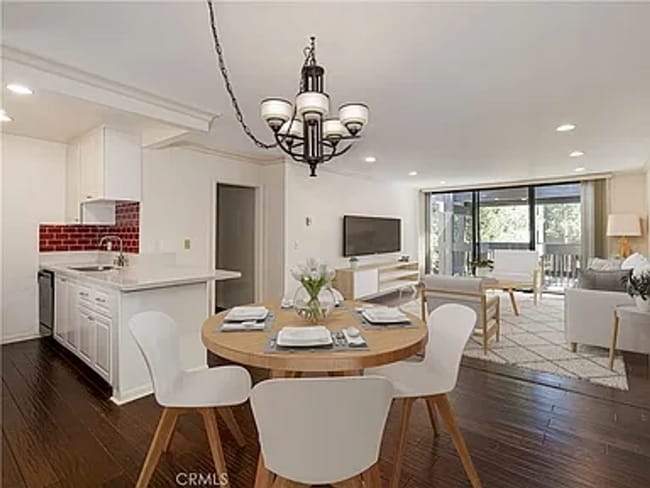 8640 Gulana Ave in Los Angeles, CA - Building Photo - Building Photo