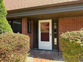 11 Montoya Dr in Branford, CT - Building Photo