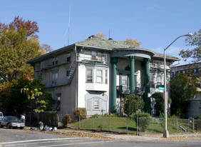 677 Clinton Ave in Newark, NJ - Foto de edificio - Building Photo