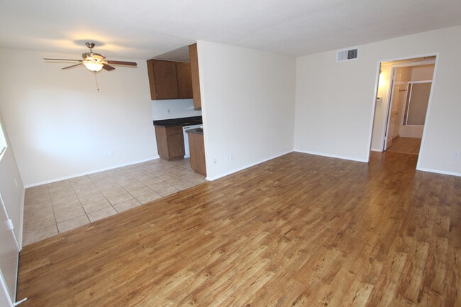 5421 Kester Ave, Unit Kester Apartments in Sherman Oaks, CA - Foto de edificio - Building Photo