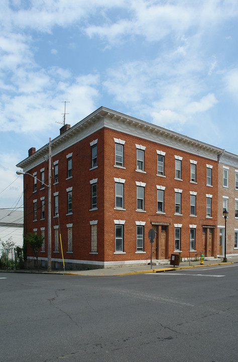 202-204 Warren St in Hudson, NY - Building Photo