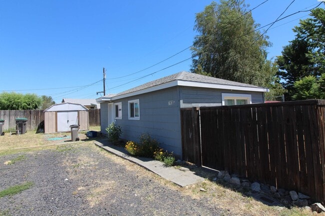 713 S Hawthorne St in Kennewick, WA - Building Photo - Building Photo