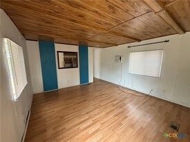 222 Six Pines Rd in San Marcos, TX - Building Photo