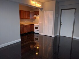 1001 St Paul St, Unit 10E in Baltimore, MD - Building Photo