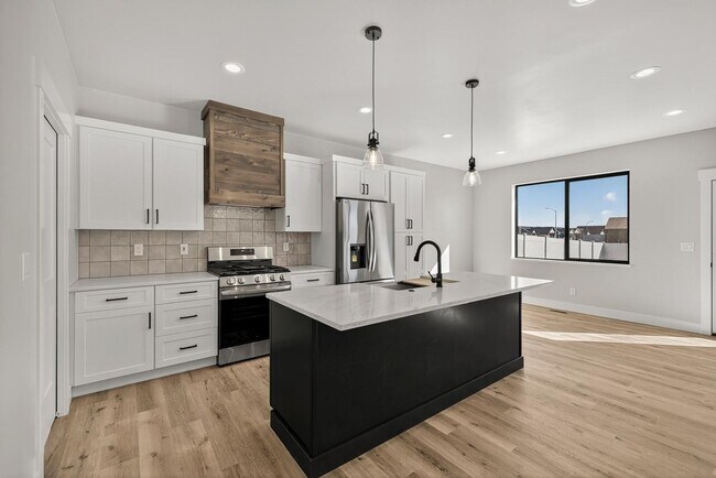 551 S Teton Ave in Sugar City, ID - Foto de edificio - Building Photo