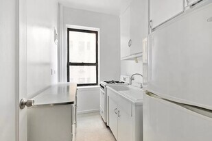 157 W 79th St in New York, NY - Building Photo