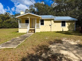 1026 E Chestnut Ave in Crestview, FL - Building Photo