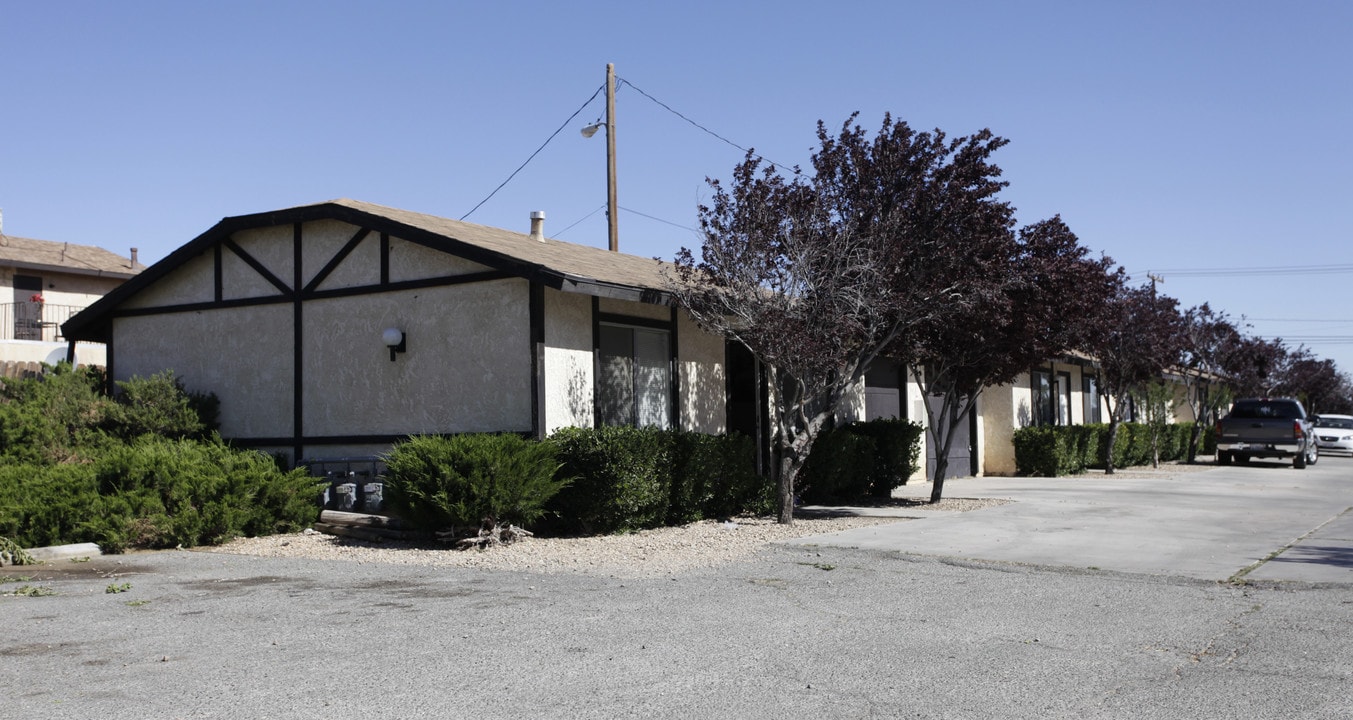 15766 Sequoia Ave in Hesperia, CA - Building Photo