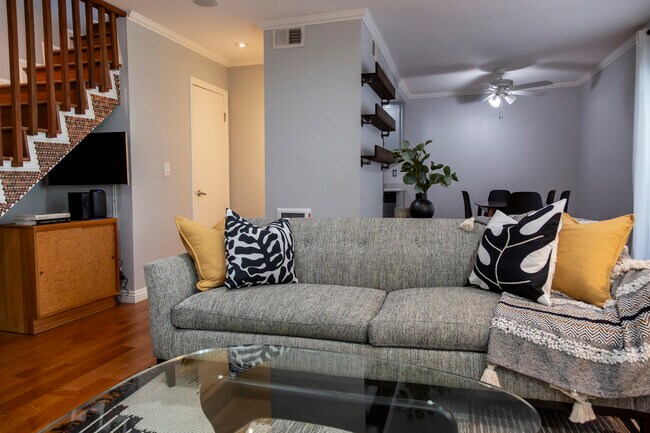 200 Elm Ave, Unit #15 in Long Beach, CA - Building Photo - Building Photo