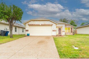 1906 Castaway Dr in Grand Prairie, TX - Building Photo