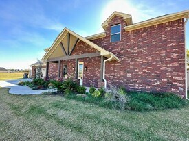 7904 NW Taylors Landing in Lawton, OK - Building Photo