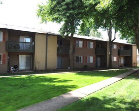 Hood Village Apartments in Gresham, OR - Foto de edificio - Building Photo
