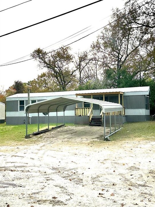 1271 Fish Hatchery Rd in Huntsville, TX - Building Photo