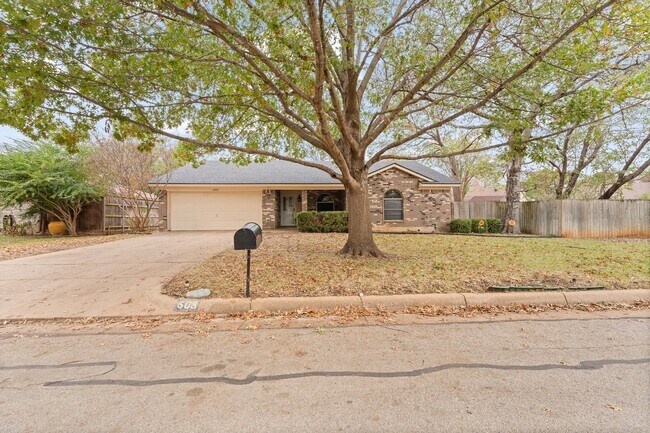 608 Pleasant Manor Ave in Burleson, TX - Building Photo - Building Photo