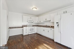 98 N Bacton Hill Rd in Malvern, PA - Building Photo