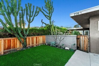 256 1/2 Avenida Madrid Unit B in San Clemente, CA - Foto de edificio - Building Photo