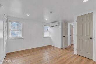 12 Main St in Englishtown, NJ - Foto de edificio - Building Photo