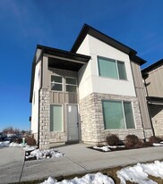 460 E 25 N in Providence, UT - Building Photo