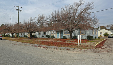 Pinewood Apartments in Cayce, SC - Building Photo - Building Photo