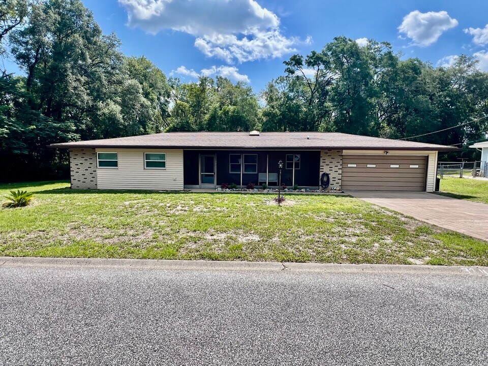 914 Stanford Terrace in Inverness, FL - Building Photo