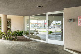 3819 E Livingston Dr in Long Beach, CA - Building Photo - Building Photo