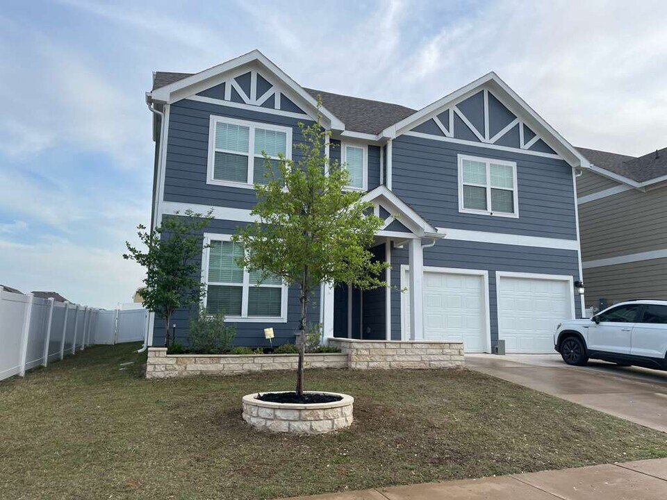 10032 Adams Ln in Krugerville, TX - Foto de edificio