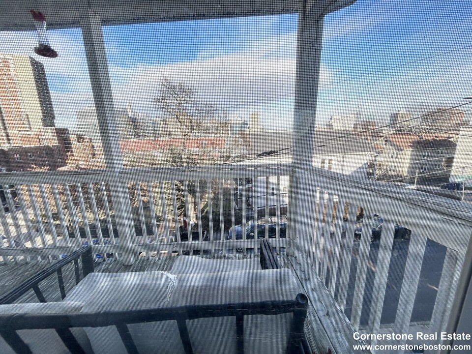 24-26 Stockwell St, Unit 2 in Boston, MA - Building Photo