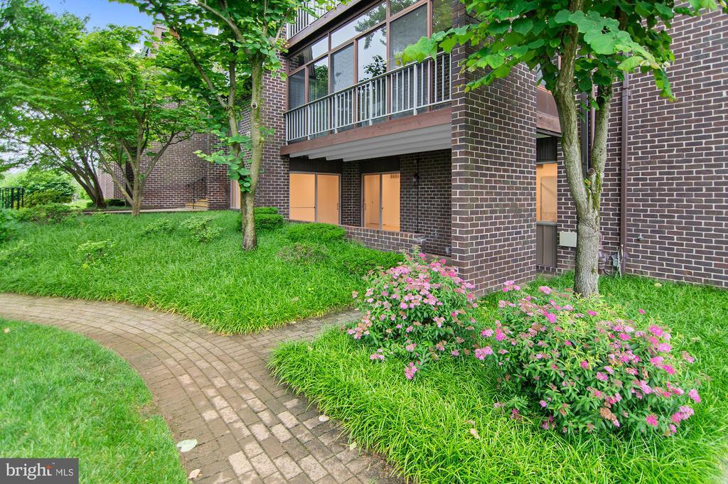 25 Stonehenge Cir in Pikesville, MD - Building Photo
