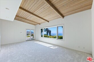 18244 Coastline Dr in Malibu, CA - Building Photo - Building Photo