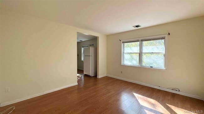 64 Pine Hollow Rd in Oyster Bay, NY - Building Photo - Building Photo