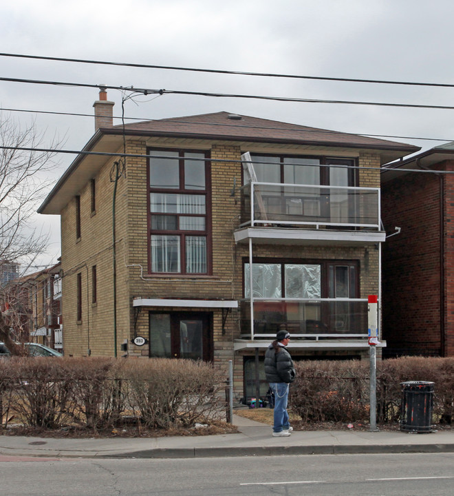 393 Royal York Rd in Toronto, ON - Building Photo