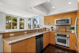 924 Hornblend St in San Diego, CA - Foto de edificio - Building Photo