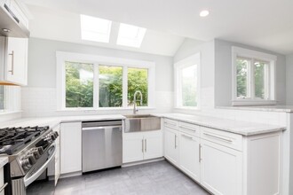 30 Ithaca Cir in Newton, MA - Building Photo - Building Photo