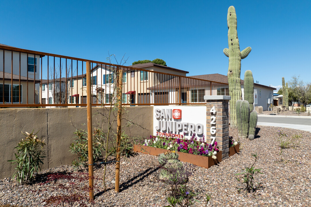 San Junipero Townhomes in Tucson, AZ - Building Photo