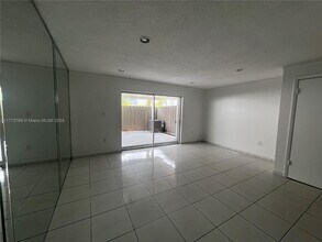 8060 NW 10th St-Unit -8 in Miami, FL - Building Photo - Building Photo
