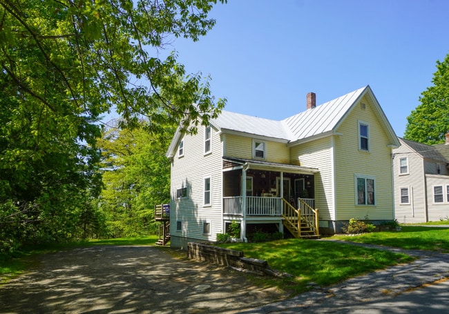 50 Heath St, Unit Apt 1 in Oakland, ME - Foto de edificio - Building Photo