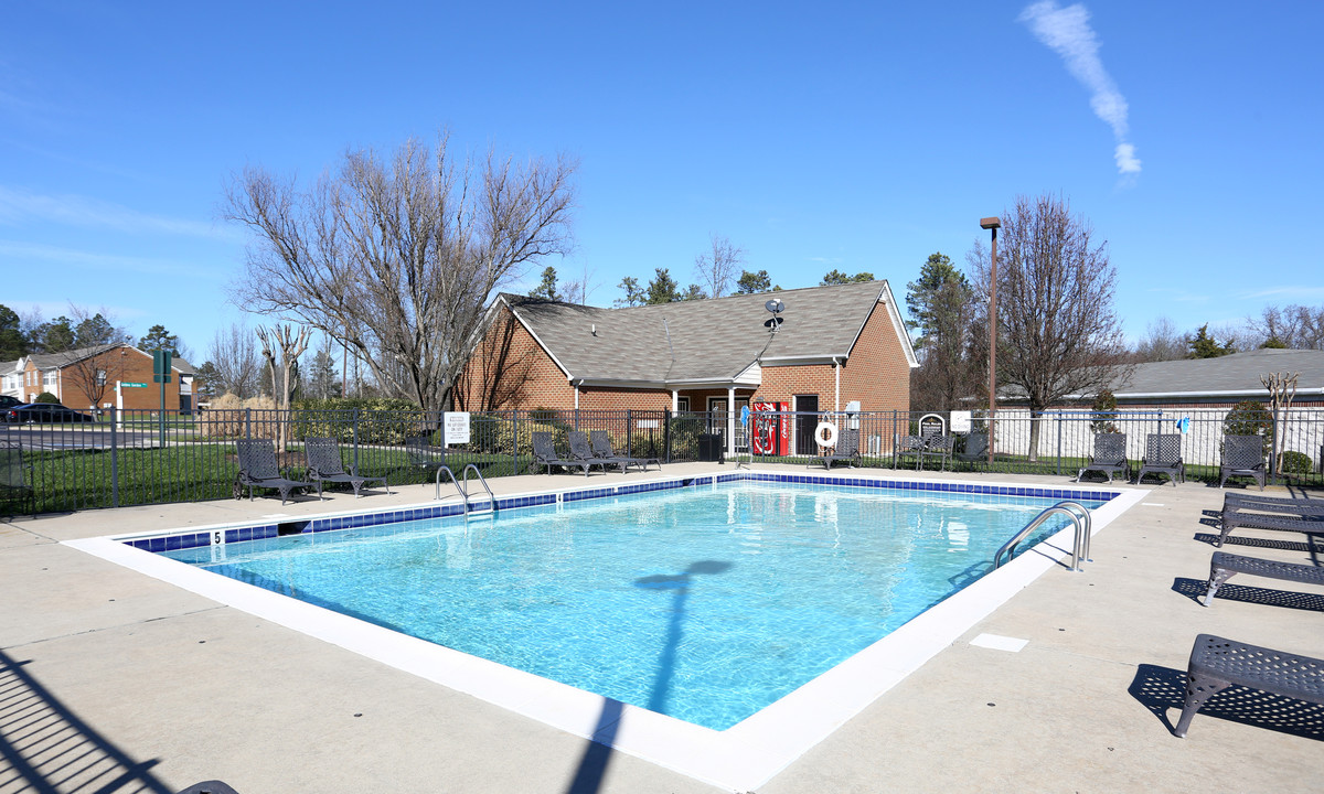 Chesterfield Gardens in Chester, VA - Foto de edificio