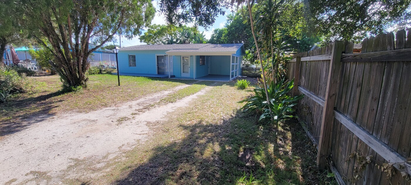 2439 2nd Avenue SE in Vero Beach, FL - Foto de edificio