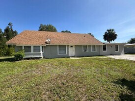 2210 Cantor Ln in North Fort Myers, FL - Building Photo