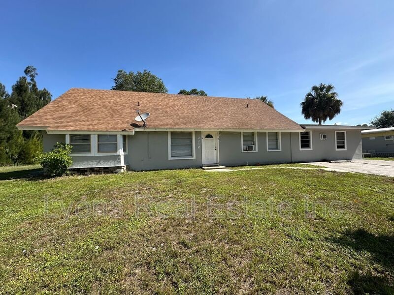 2210 Cantor Ln in North Fort Myers, FL - Foto de edificio