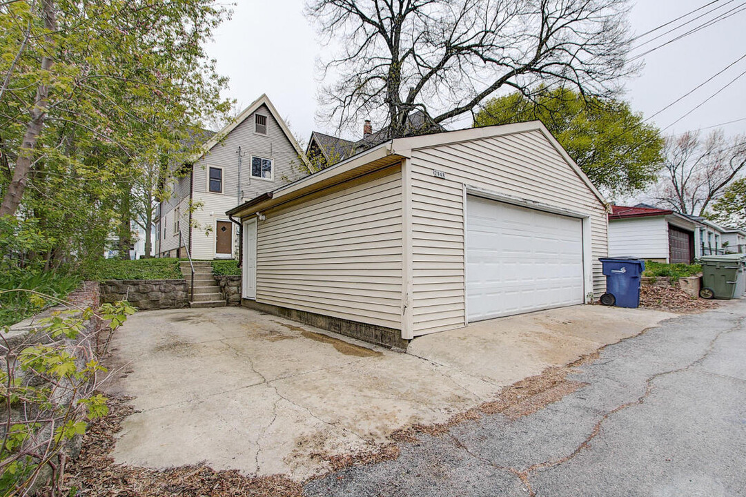 2948 N Newhall St in Milwaukee, WI - Foto de edificio