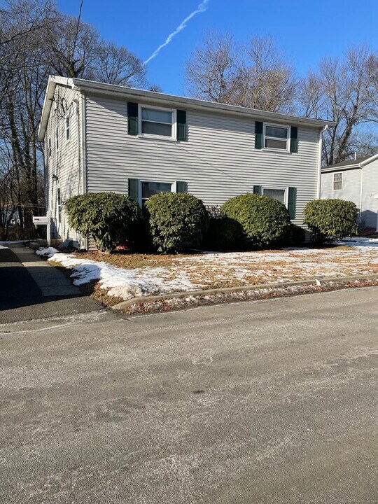 19 Bloomfield Dr in Fairfield, CT - Building Photo