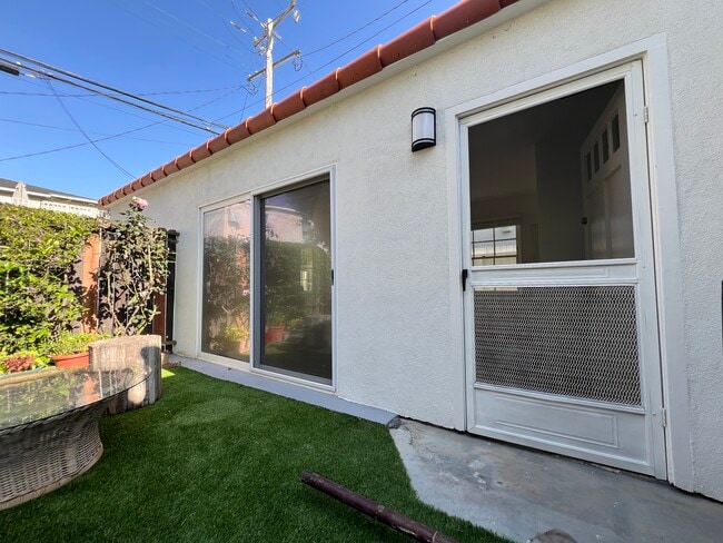 121 Quincy Ave, Unit Studio Cottage