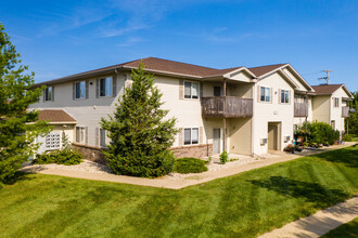 Pondview Apartments in Lake Mills, WI - Foto de edificio - Primary Photo