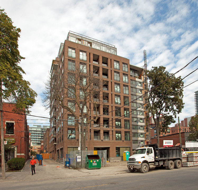 400 Wellington West in Toronto, ON - Building Photo