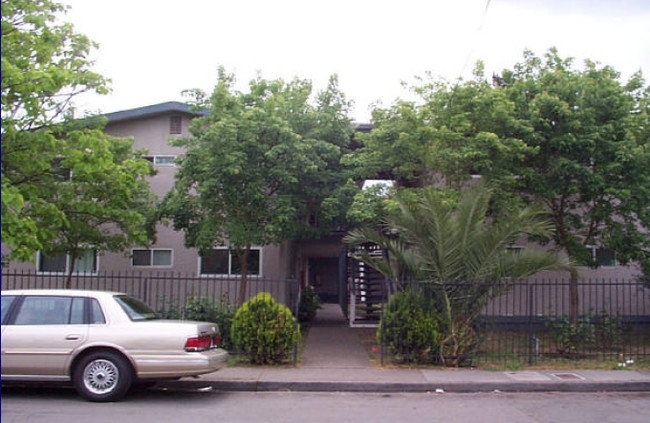 Sunset View Apartments in Santa Rosa, CA - Foto de edificio - Building Photo