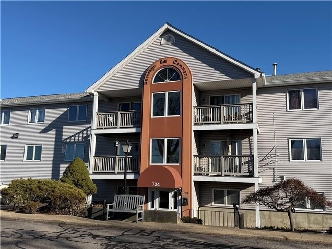 724 Beverage Hill Ave in Pawtucket, RI - Foto de edificio - Building Photo