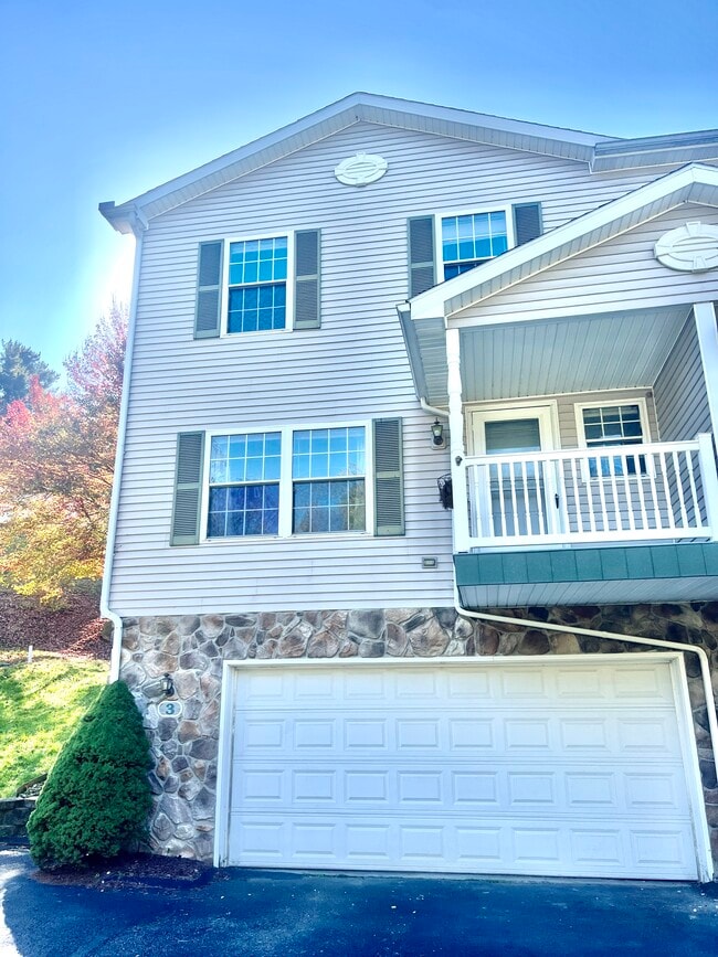 838 Canyon Rd Rentals in WV