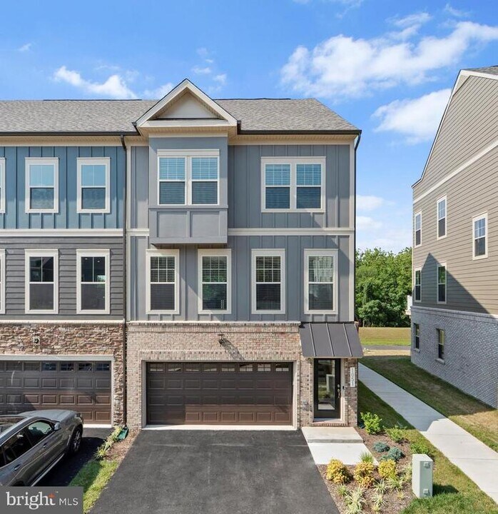 1051 Venifena Terrace SE in Leesburg, VA - Building Photo